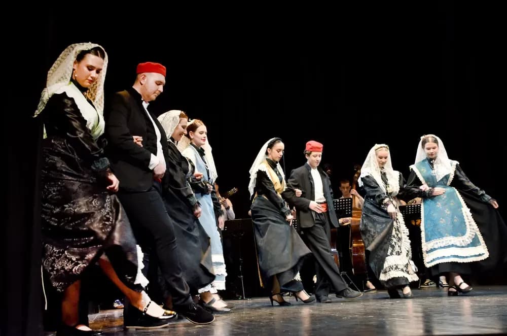 „Oj, Požego, u tebi je lipo“: Večer folklora i prijateljstva u požeškom kazalištu