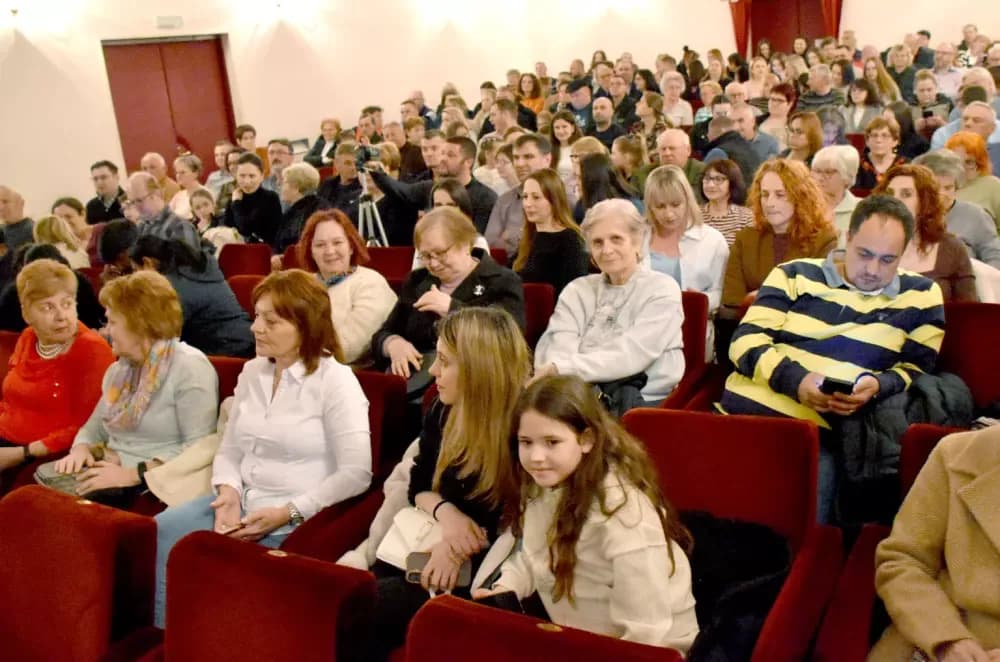 „Oj, Požego, u tebi je lipo“: Večer folklora i prijateljstva u požeškom kazalištu