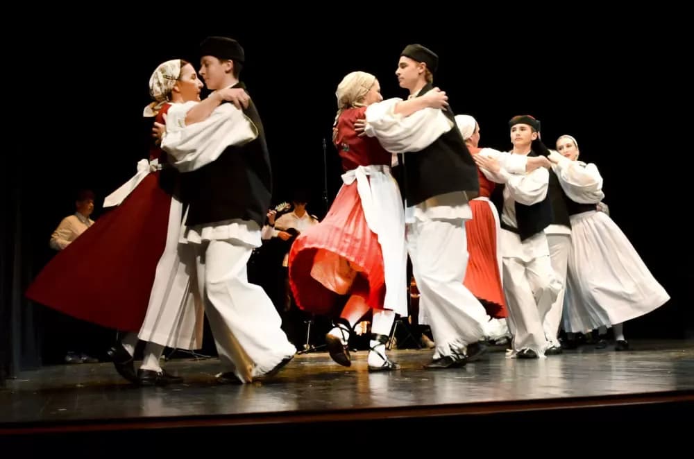 „Oj, Požego, u tebi je lipo“: Večer folklora i prijateljstva u požeškom kazalištu