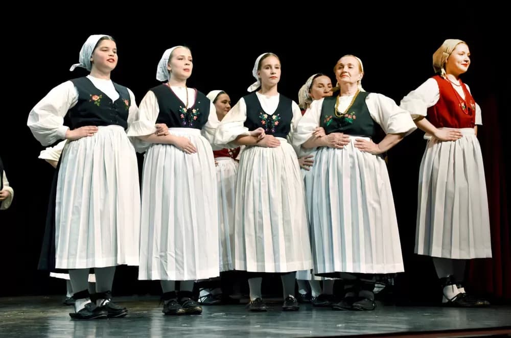 „Oj, Požego, u tebi je lipo“: Večer folklora i prijateljstva u požeškom kazalištu