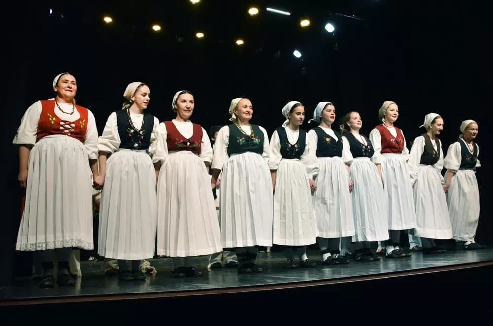 „Oj, Požego, u tebi je lipo“: Večer folklora i prijateljstva u požeškom kazalištu