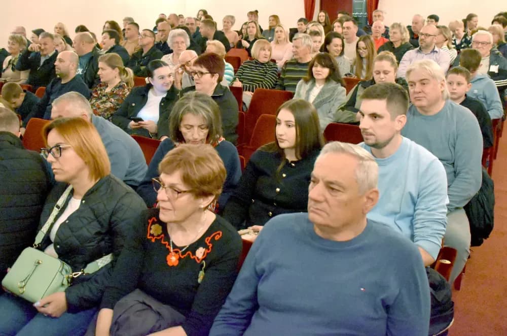 „Oj, Požego, u tebi je lipo“: Večer folklora i prijateljstva u požeškom kazalištu