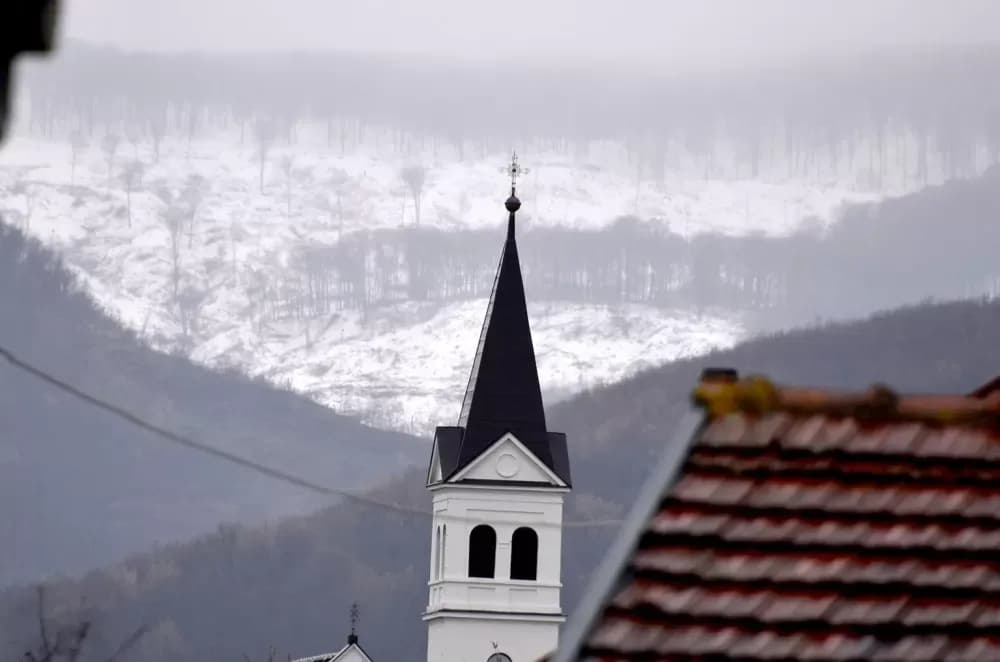 Kutjevački kraj pod vodom: Obilne oborine pretvorile polja u jezera, vrhovi Krndije pod snijego