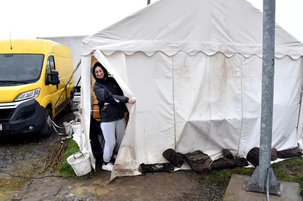 OTPOR KOJI NI NEVRIJEME NE SLAMA: Kutjevčanke na prvoj liniji blokade kompostane, rođendan slavljen pod udarima vjetra