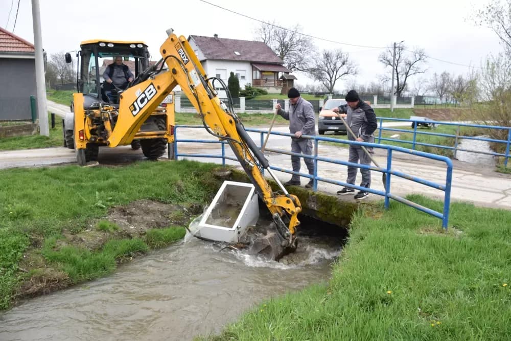 Brza intervencija u Komarovicima: Stari hladnjak zamalo potopio most