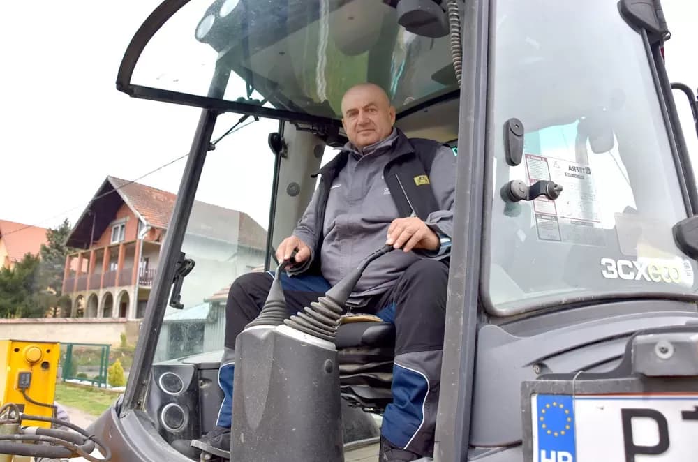 Brza intervencija u Komarovicima: Stari hladnjak zamalo potopio most