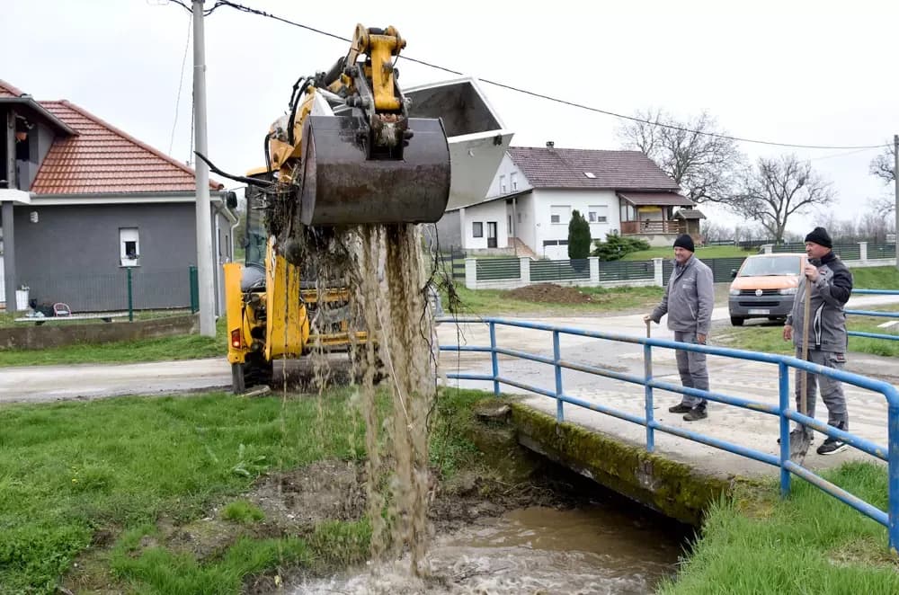 Brza intervencija u Komarovicima: Stari hladnjak zamalo potopio most