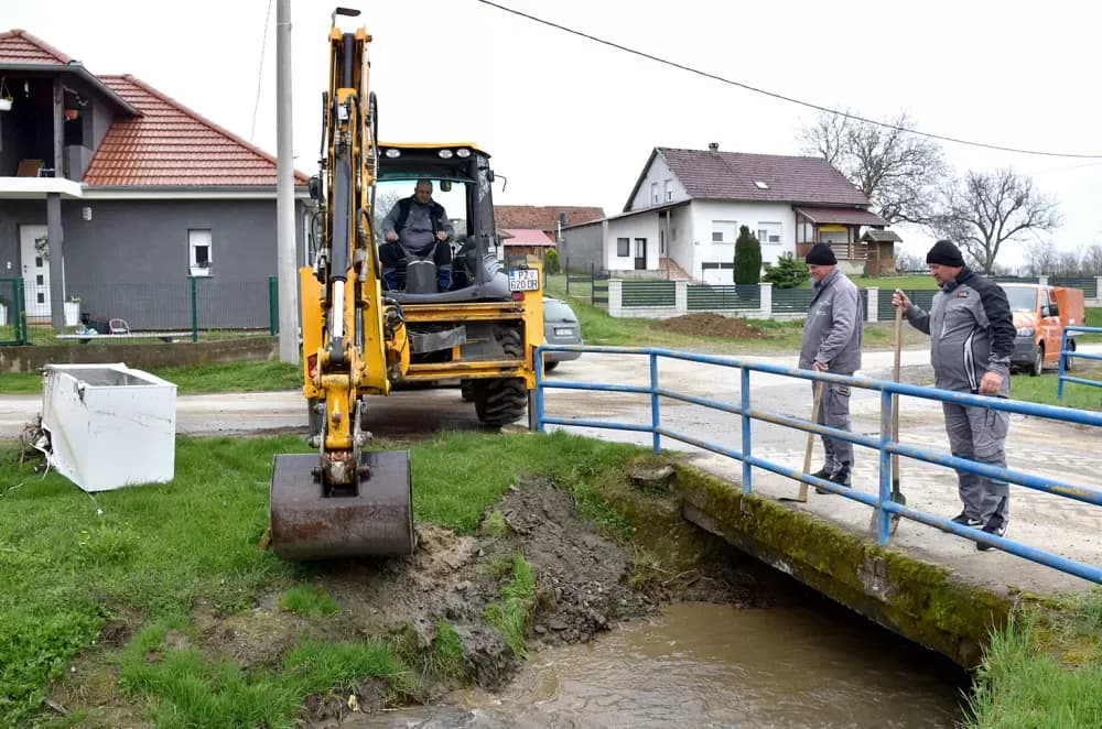 Brza intervencija u Komarovicima: Stari hladnjak zamalo potopio most