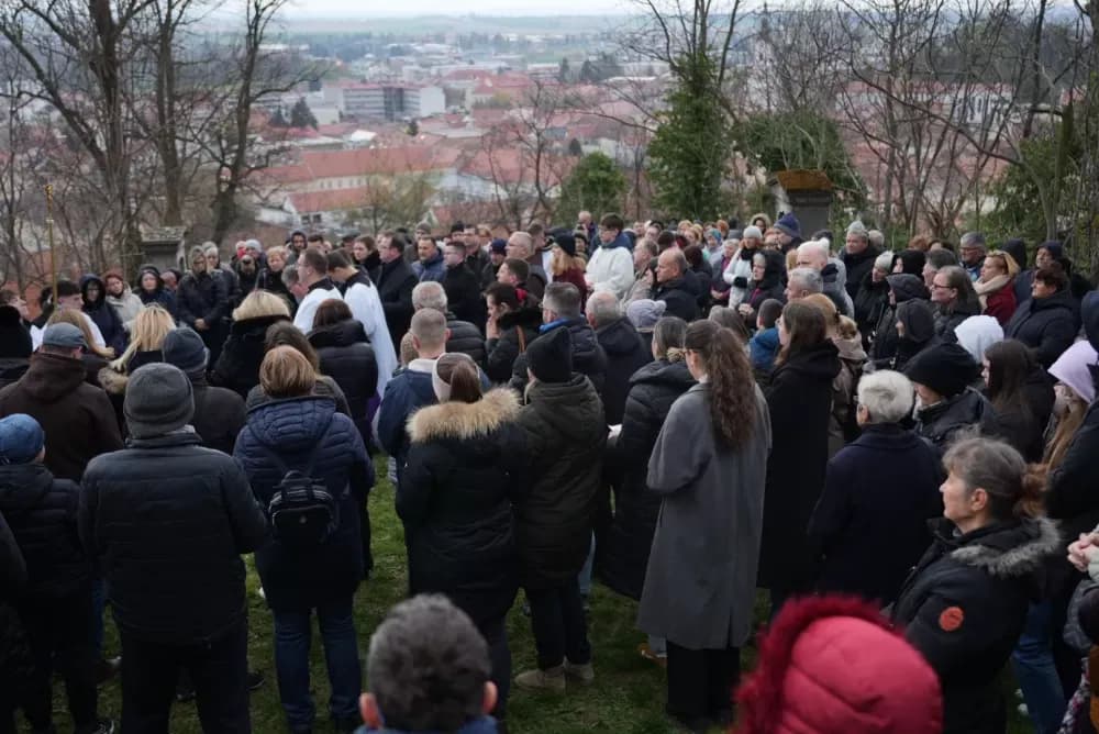 Križni put na požeškoj Kalvariji okupio brojne vjernike na Veliki petak