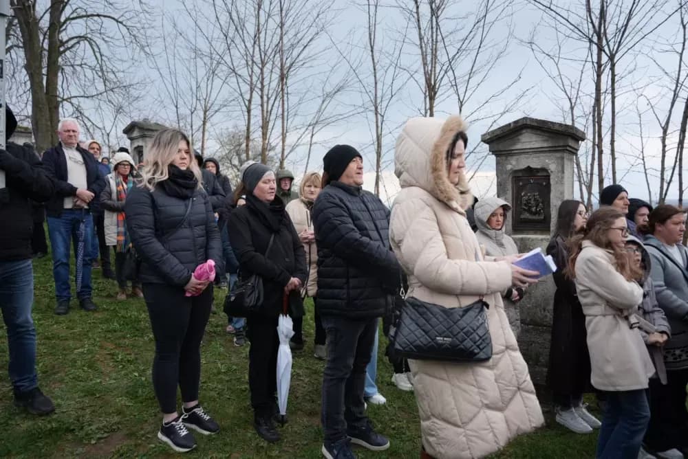 Križni put na požeškoj Kalvariji okupio brojne vjernike na Veliki petak