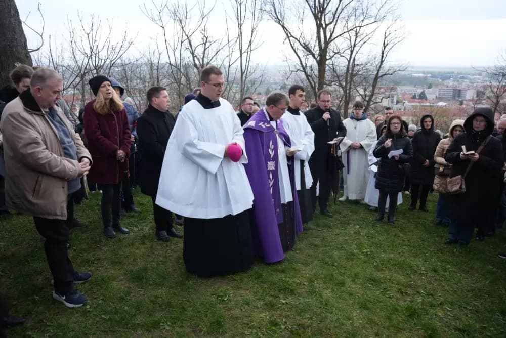 Križni put na požeškoj Kalvariji okupio brojne vjernike na Veliki petak