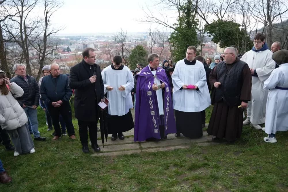 Križni put na požeškoj Kalvariji okupio brojne vjernike na Veliki petak