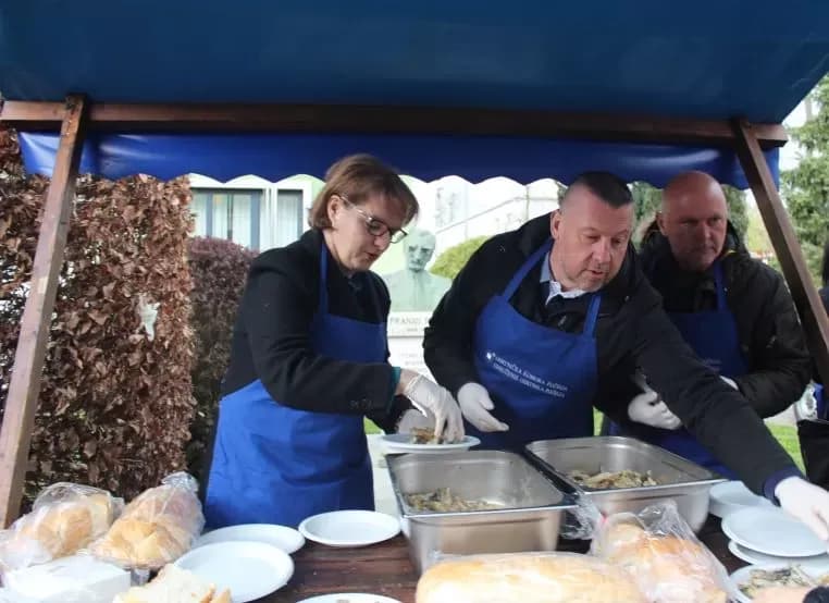 Ispred Gradske kuće u Pleternici podijeljeni posni obroci