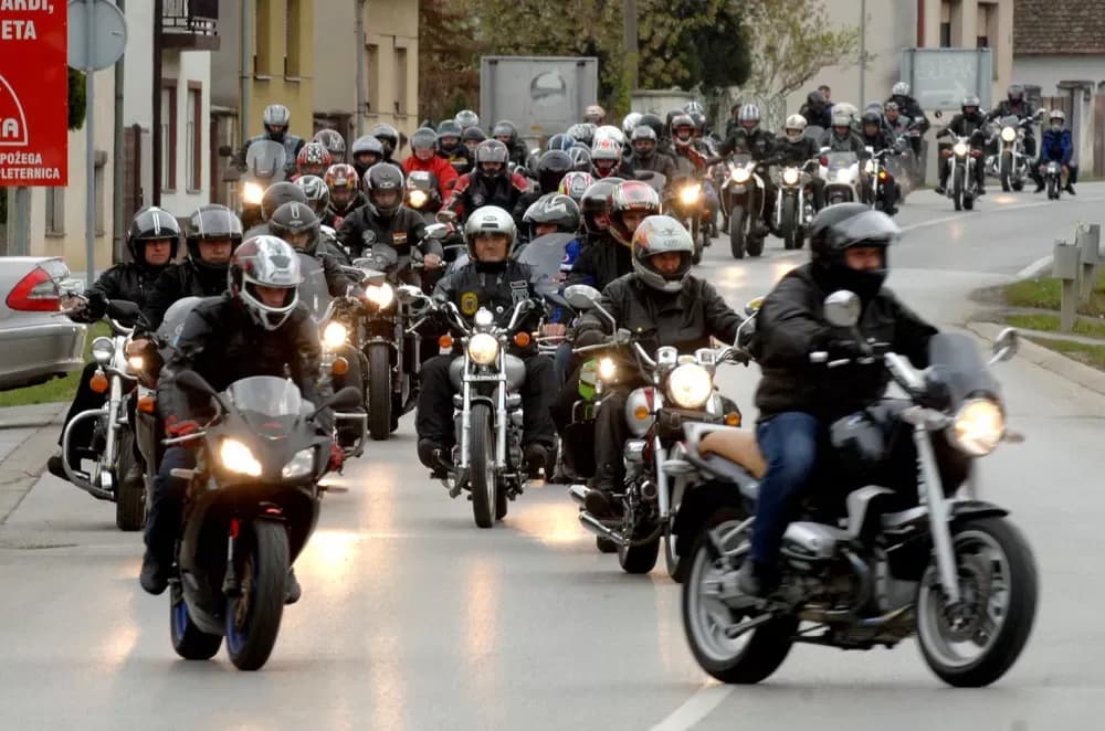 Veliki jubilej požeških bajkera: Moto klub Independente slavi 20 godina rada uz vola na ražnju i rock spektakl