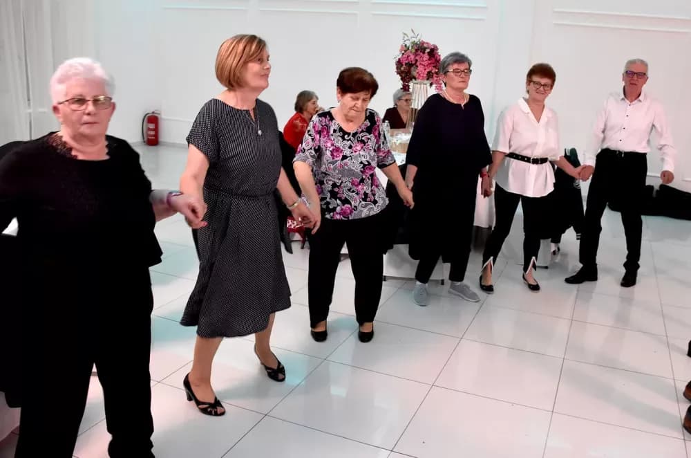 Plesna tradicija se nastavlja: Više od stotinu plesača ispunilo dvoranu Gloria