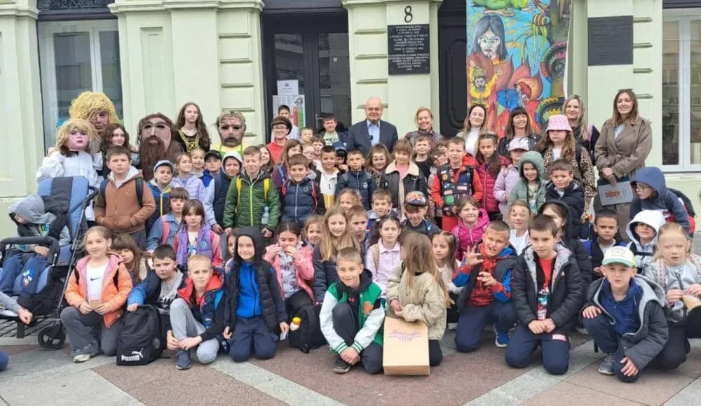 Požeški prvašići u čarobnom svijetu bajki: Više od 60 učenika uživalo u Slavonskom Brodu
