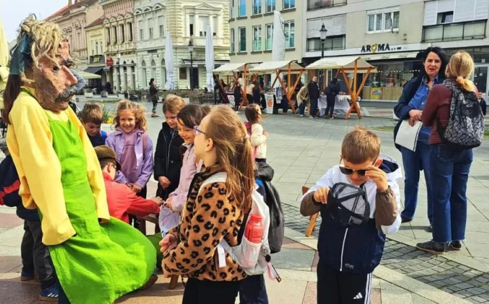 Požeški prvašići u čarobnom svijetu bajki: Više od 60 učenika uživalo u Slavonskom Brodu