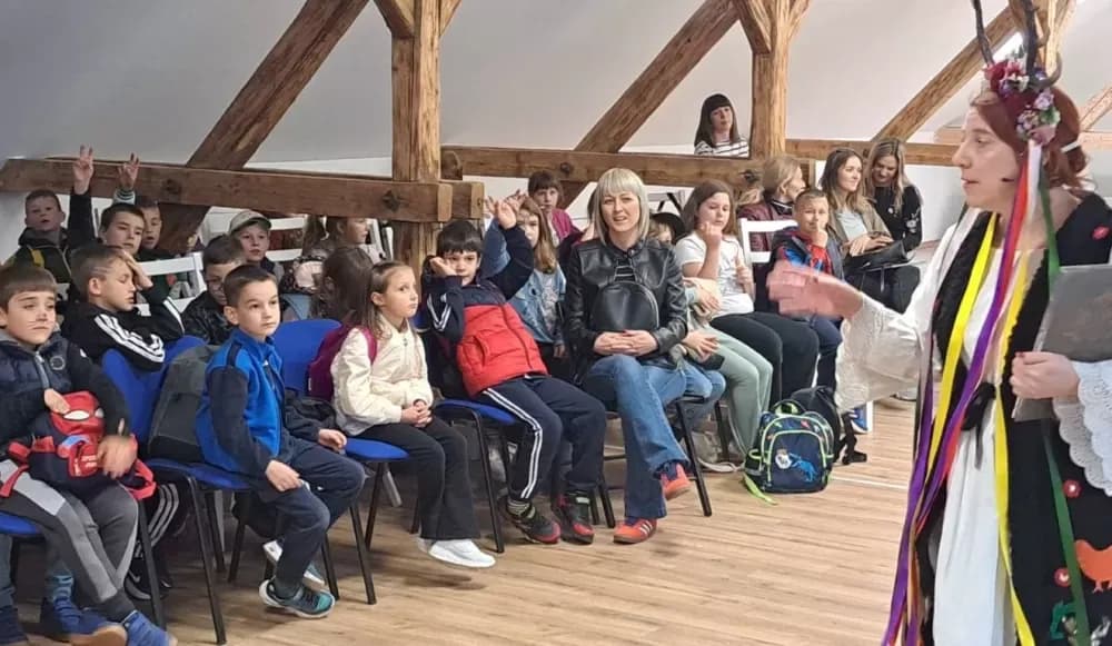Požeški prvašići u čarobnom svijetu bajki: Više od 60 učenika uživalo u Slavonskom Brodu
