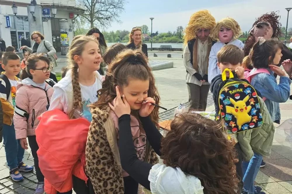 Požeški prvašići u čarobnom svijetu bajki: Više od 60 učenika uživalo u Slavonskom Brodu