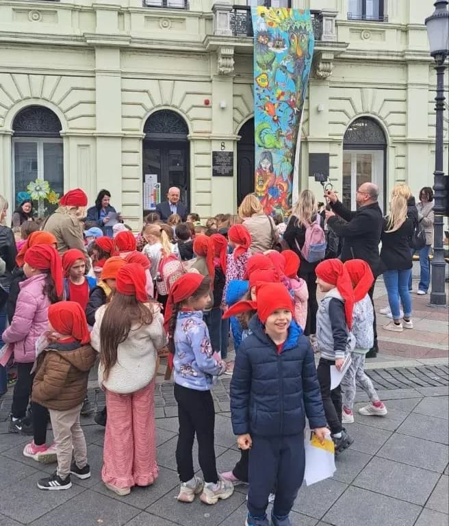 Požeški prvašići u čarobnom svijetu bajki: Više od 60 učenika uživalo u Slavonskom Brodu