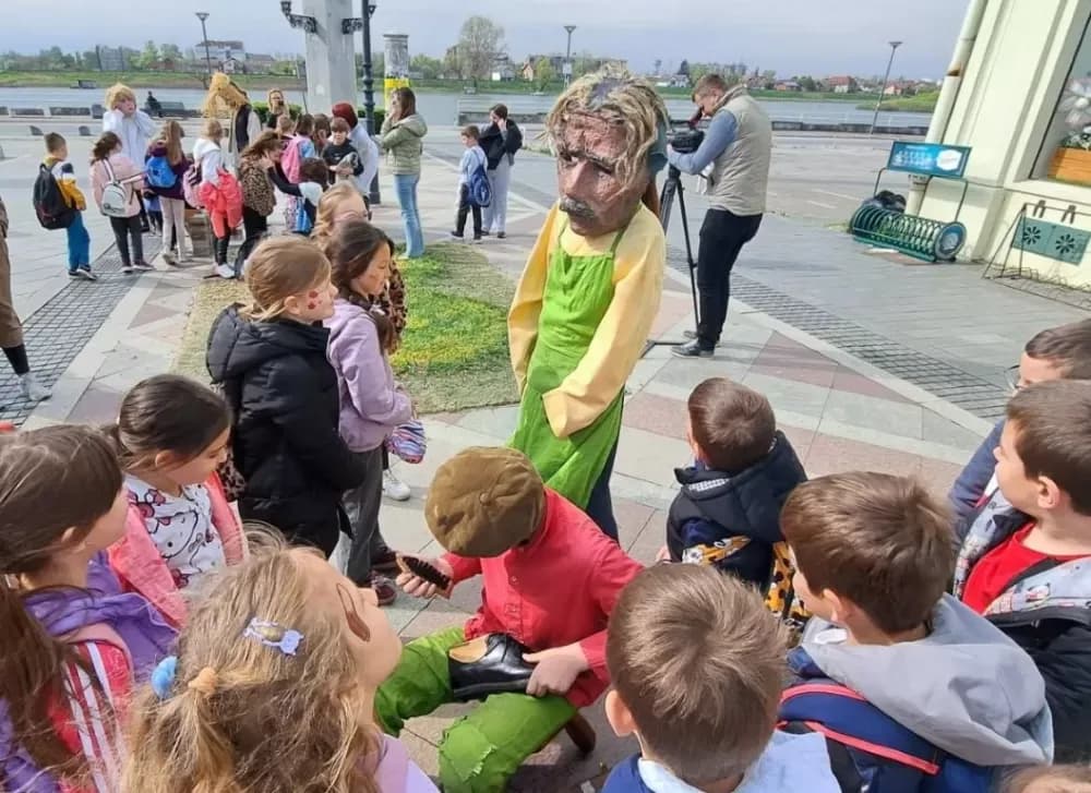 Požeški prvašići u čarobnom svijetu bajki: Više od 60 učenika uživalo u Slavonskom Brodu