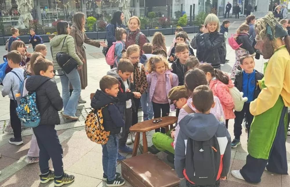 Požeški prvašići u čarobnom svijetu bajki: Više od 60 učenika uživalo u Slavonskom Brodu