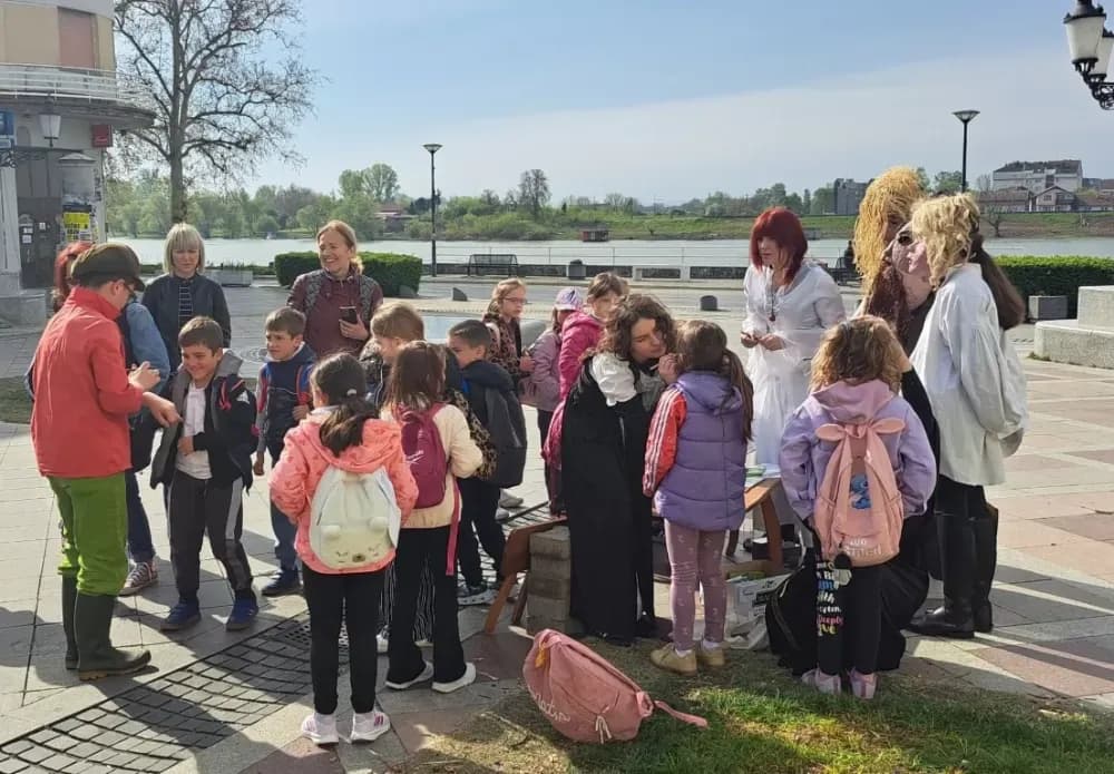Požeški prvašići u čarobnom svijetu bajki: Više od 60 učenika uživalo u Slavonskom Brodu