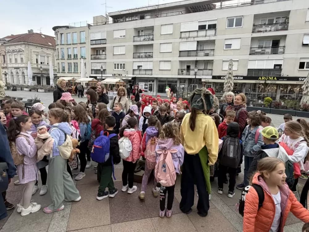 Požeški prvašići u čarobnom svijetu bajki: Više od 60 učenika uživalo u Slavonskom Brodu
