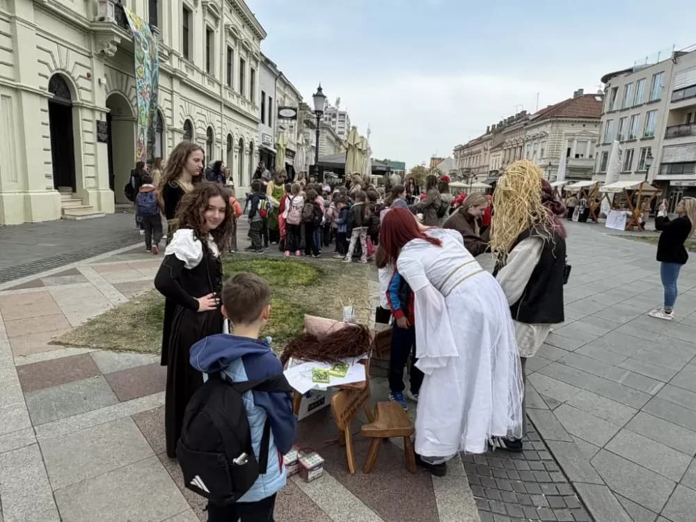Požeški prvašići u čarobnom svijetu bajki: Više od 60 učenika uživalo u Slavonskom Brodu
