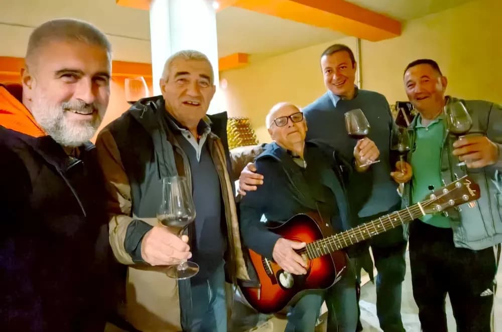 Vinski ambasadori u Bosanskoj Posavini: Članovi udruge „Vino-Kap“ posjetili vinarije Pajić i Babić