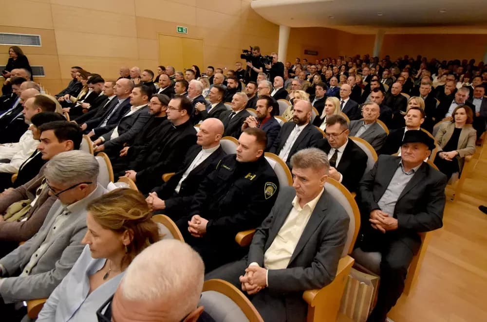 U svečanom ozračju i uz snažne poruke obilježen Dan Požeško-slavonske županije