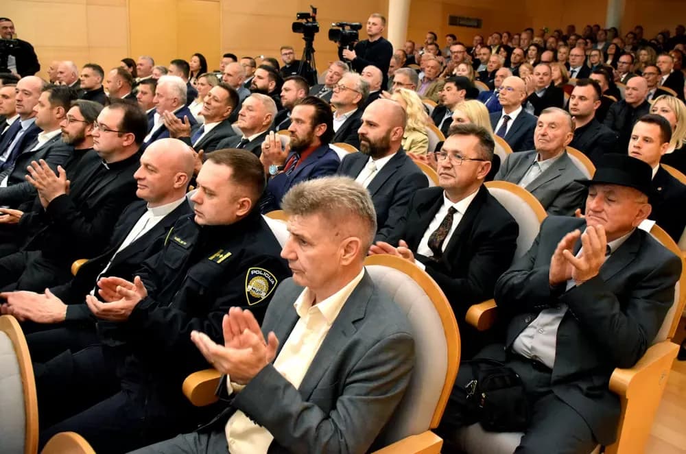 U svečanom ozračju i uz snažne poruke obilježen Dan Požeško-slavonske županije