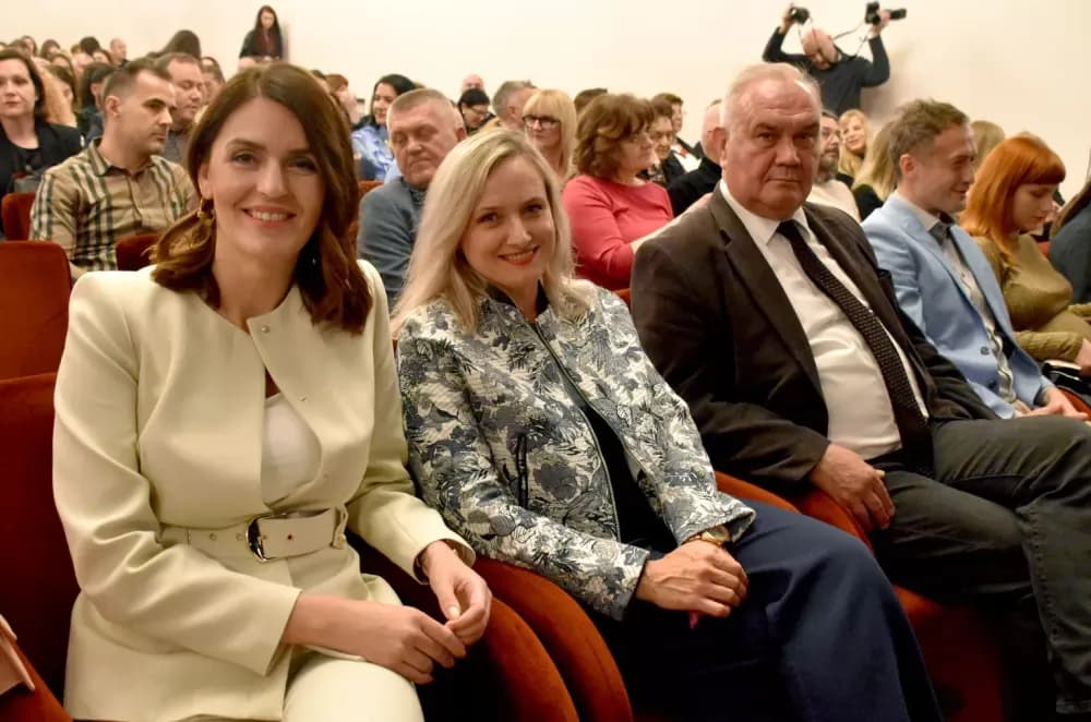 SMIJEH DO SUZA: Požeška publika ovacijama ispratila premijeru komedije ʼPidžama za šesteroʼ