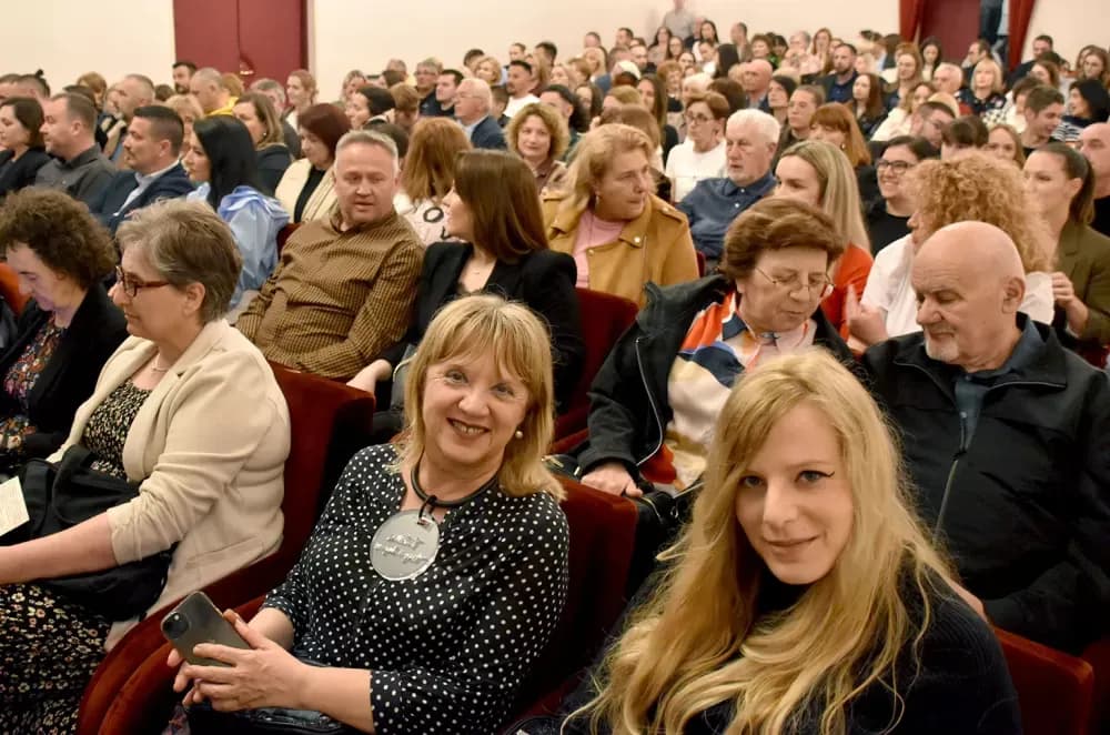 SMIJEH DO SUZA: Požeška publika ovacijama ispratila premijeru komedije ʼPidžama za šesteroʼ