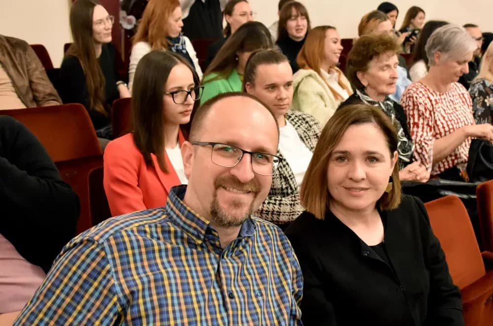 SMIJEH DO SUZA: Požeška publika ovacijama ispratila premijeru komedije ʼPidžama za šesteroʼ