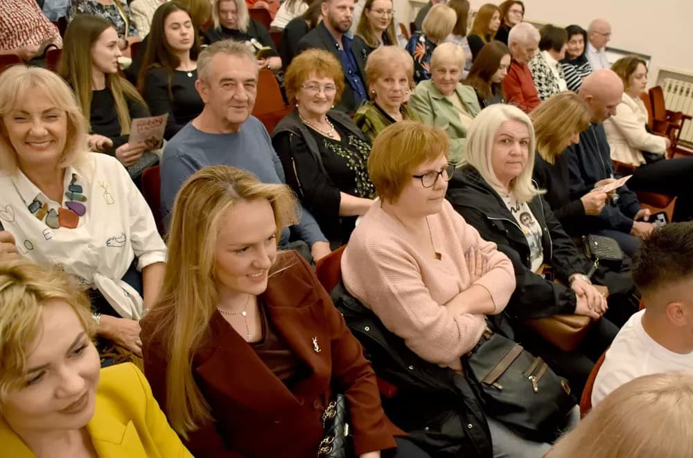SMIJEH DO SUZA: Požeška publika ovacijama ispratila premijeru komedije ʼPidžama za šesteroʼ