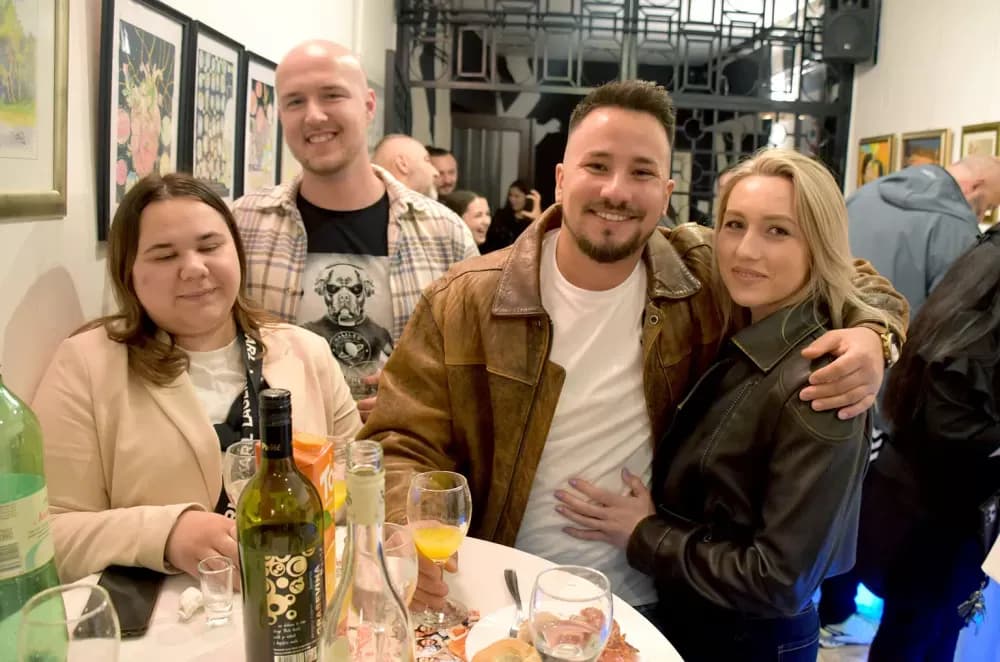 SMIJEH DO SUZA: Požeška publika ovacijama ispratila premijeru komedije ʼPidžama za šesteroʼ