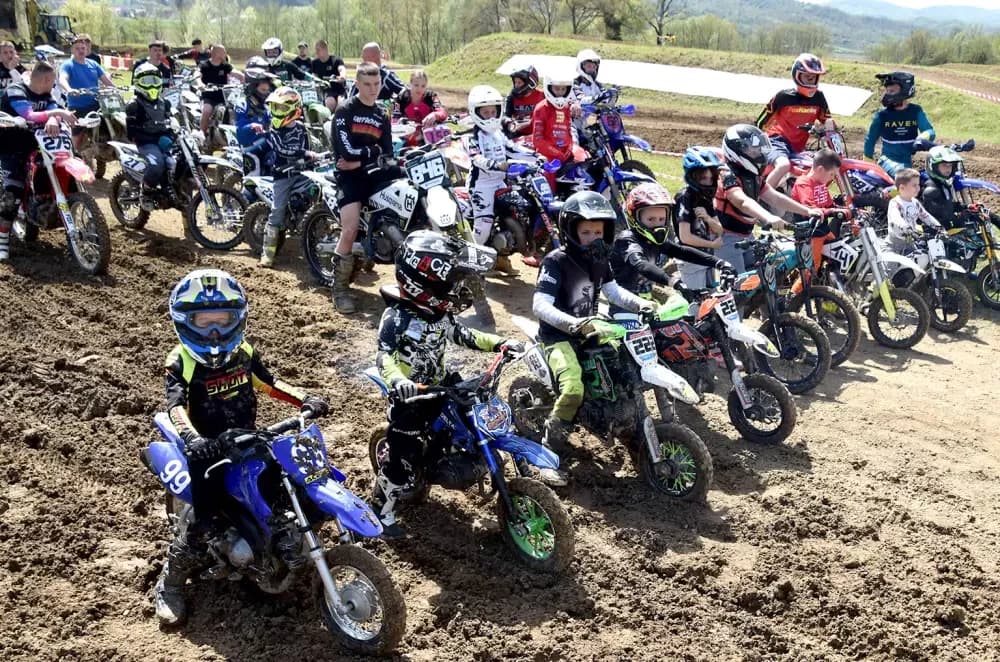 MOTOCROSS SPEKTAKL NA VILARAMA: Više od 150 vozača oduševilo brojnu publiku