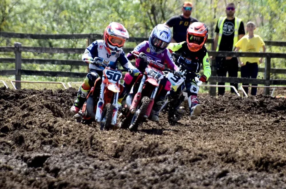 MOTOCROSS SPEKTAKL NA VILARAMA: Više od 150 vozača oduševilo brojnu publiku