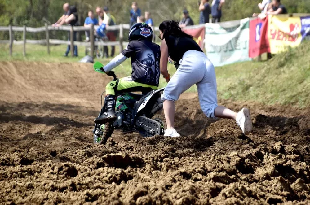 MOTOCROSS SPEKTAKL NA VILARAMA: Više od 150 vozača oduševilo brojnu publiku