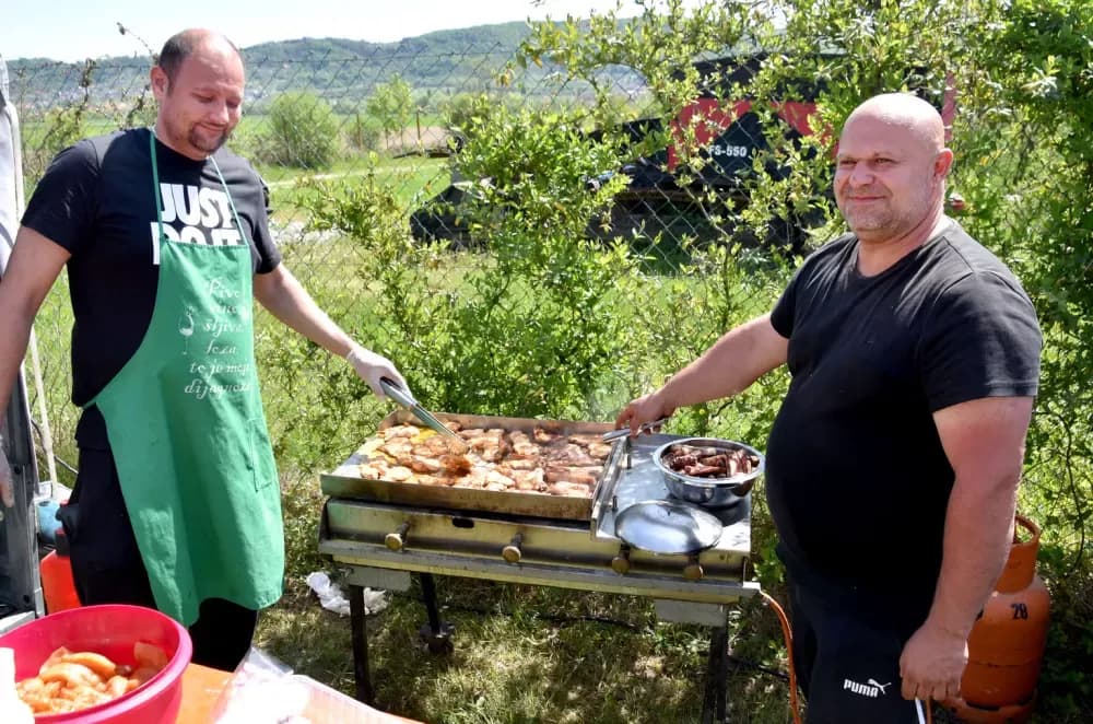 MOTOCROSS SPEKTAKL NA VILARAMA: Više od 150 vozača oduševilo brojnu publiku