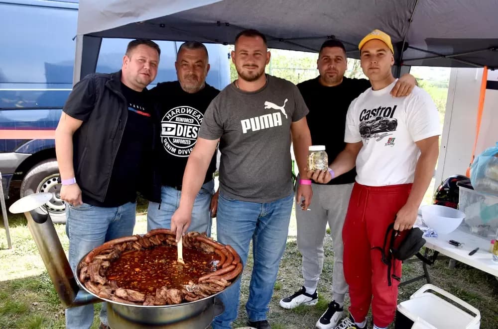MOTOCROSS SPEKTAKL NA VILARAMA: Više od 150 vozača oduševilo brojnu publiku
