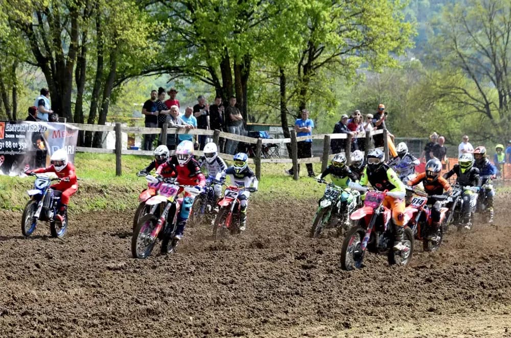 MOTOCROSS SPEKTAKL NA VILARAMA: Više od 150 vozača oduševilo brojnu publiku