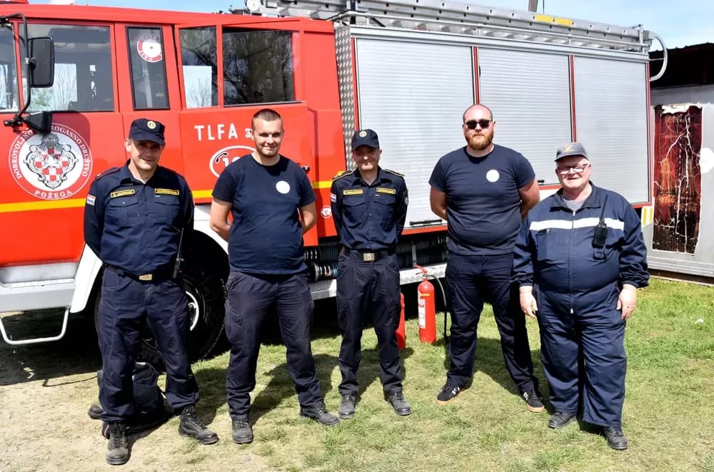 MOTOCROSS SPEKTAKL NA VILARAMA: Više od 150 vozača oduševilo brojnu publiku