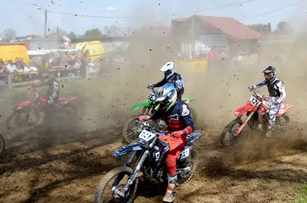 MOTOCROSS SPEKTAKL NA VILARAMA: Više od 150 vozača oduševilo brojnu publiku