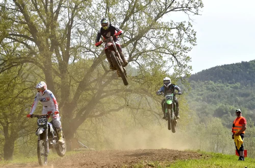 MOTOCROSS SPEKTAKL NA VILARAMA: Više od 150 vozača oduševilo brojnu publiku