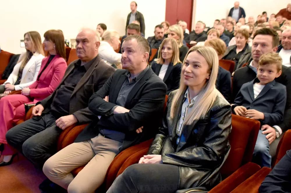 Glazbena čarolija u Požegi: Tamburaški spektakl Županijskog orkestra „Vallis Aurea“