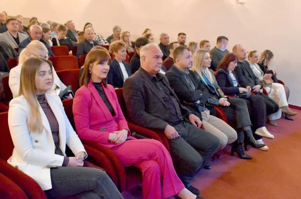 Glazbena čarolija u Požegi: Tamburaški spektakl Županijskog orkestra „Vallis Aurea“