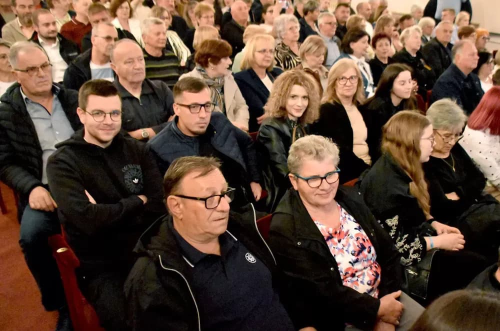 Glazbena čarolija u Požegi: Tamburaški spektakl Županijskog orkestra „Vallis Aurea“