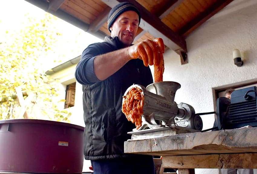 Nekad sirotinjska hrana čvarci postali gastro delicija